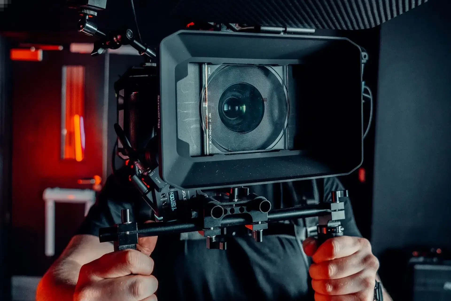 tournage de film publicitaire avec une caméra de cinéma à la main