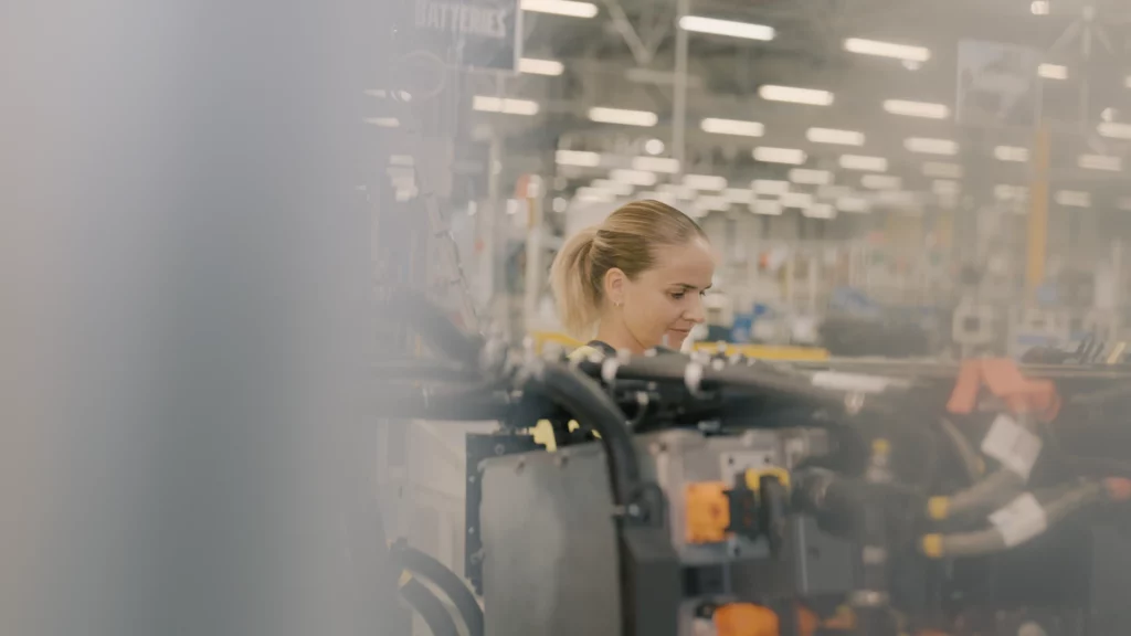 Sandrine travaille dans l'usine Renault Trucks